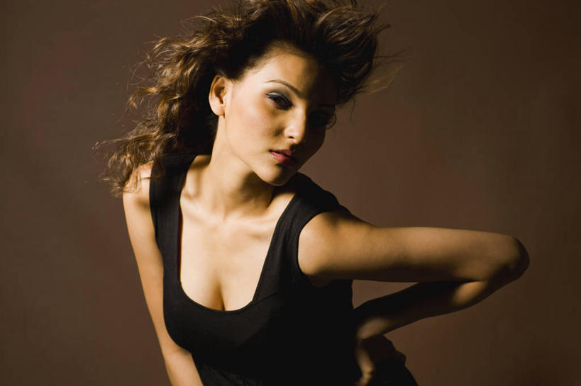 成年人,一个人,站,横图,室内,正面,晚礼服,快乐,信心,仅一个年轻女性,仅一个女性,仅一个人,表演者,黑色,叉腰,活力,摄影,褐色背景,享乐,肖像,年轻女性,女人,女性,印度人,年轻人,长发,半身,彩图,影棚拍摄,美人,太阳裙,态度