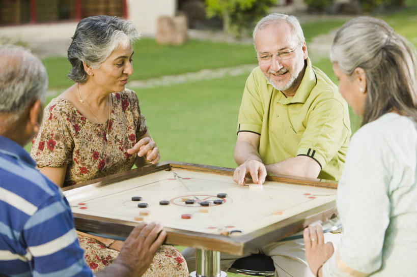 成年人,中年人,老年人,头发,四个人,家庭,夫妻,坐,横图,室外,白天,爱情,快乐,友谊,幸福,草坪,椅子,印度,庭院,首都,浪漫,休闲装,温暖,温馨,一家人,调情,恩爱,放松,恋人,摄影,和睦,退休,新德里,异性恋,老年男性,老年女性,男人,男性,女人,女性,印度人,夫妇,情侣,休闲活动,彩图,伴侣,融洽