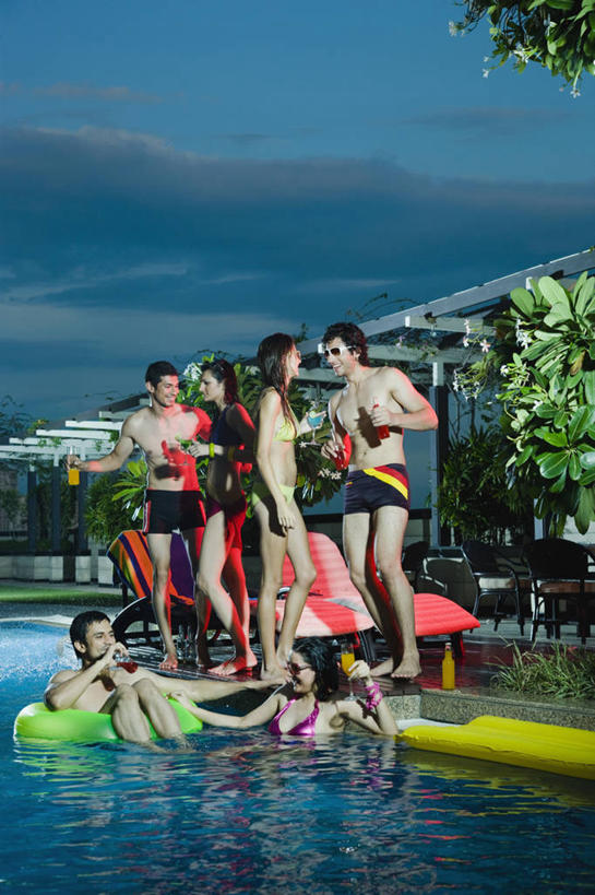 成年人,游泳池,横图,竖图,室外,比基尼,度假,快乐,友谊,幸福,印度,泳裤,酒类,饮食,裸露,酒,饮料,黄昏,瓶子,太阳镜,气垫床,放松,摄影,裸,哈里亚纳邦,年轻男性,年轻女性,印度人,年轻人,休闲活动,休闲椅,彩图