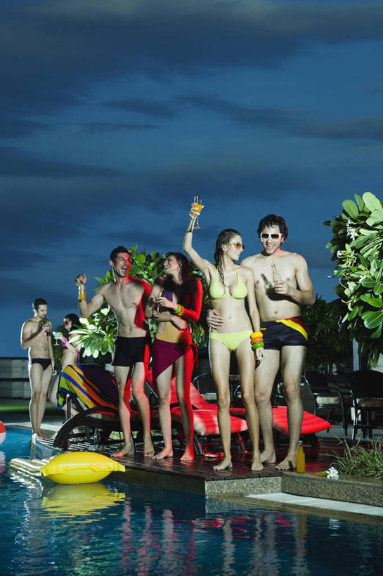 成年人,游泳池,站,横图,竖图,室外,比基尼,度假,快乐,友谊,幸福,印度,泳裤,酒类,裸露,酒,饮料,黄昏,瓶子,太阳镜,气垫床,放松,搭,摄影,搭着,裸,哈里亚纳邦,无忧无虑,年轻男性,年轻女性,印度人,年轻人,休闲活动,休闲椅,彩图,美人