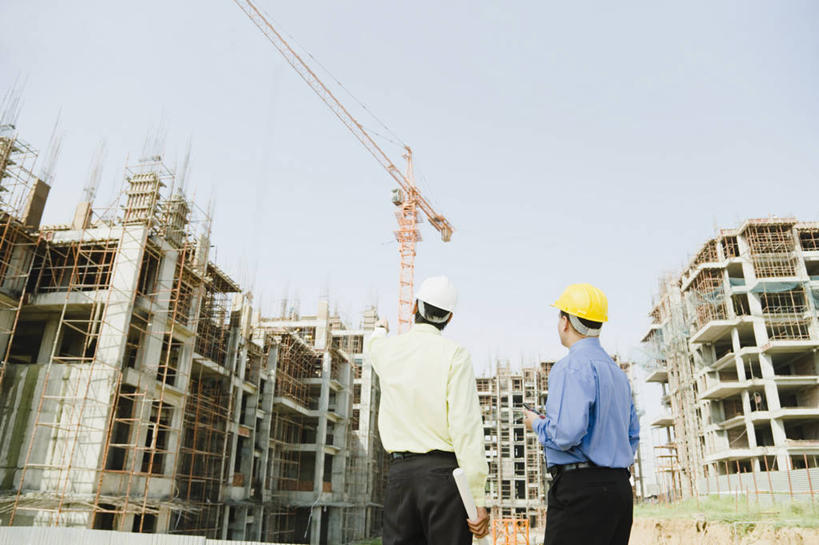 成年人,中年人,两个人,商务人士,建筑师,商务男性,站,横图,室外,白天,衬衫,商务,通讯,合作,团队,建筑业,建筑,印度,指,套装,并排,头饰,拿着,指点,脚手架,背面,安全帽,建筑工地,手势,职业,思考,卷起,摄影,指向,商务装,合伙,蓝图,工薪阶层,计划书,哈里亚纳邦,年轻男性,中年男性,印度人,年轻人,白领,上班族,彩图,衬衣,打手势,工头