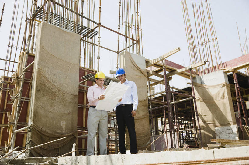 成年人,中年人,两个人,商务人士,建筑师,商务男性,站,微笑,横图,室外,白天,仰视,衬衫,商务,通讯,合作,团队,信心,建筑业,建筑,印度,套装,并排,头饰,拿着,脚手架,安全帽,建筑工地,摄影,商务装,合伙,蓝图,工薪阶层,计划书,哈里亚纳邦,年轻男性,中年男性,印度人,年轻人,白领,上班族,彩图,低角度拍摄,衬衣,工头