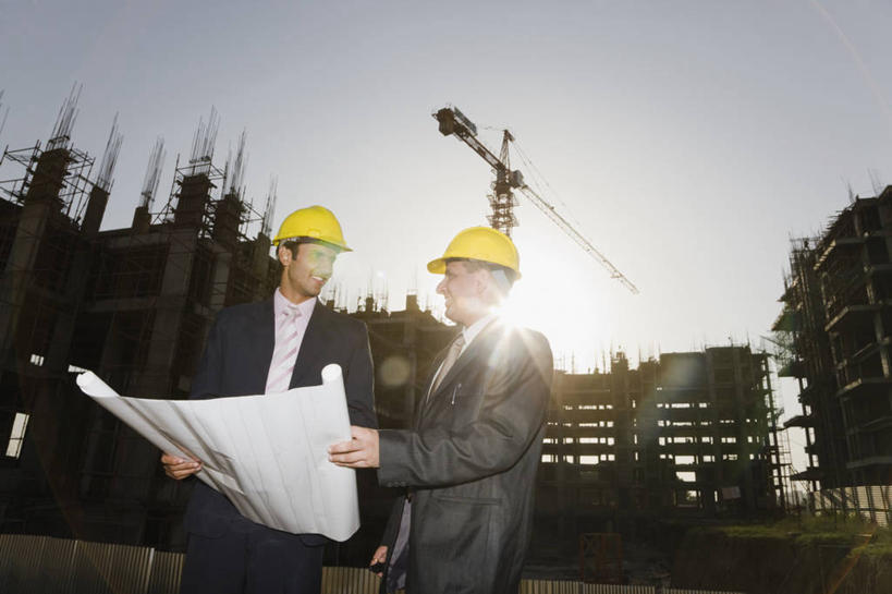 成年人,中年人,两个人,商务人士,建筑师,商务男性,站,微笑,横图,室外,白天,镜头眩光,衬衫,商务,讨论,通讯,合作,团队,信心,建筑业,建筑,日光,印度,套装,并排,头饰,拿着,脚手架,安全帽,建筑工地,职业,思考,摄影,专心,企业,公司,商务装,剪影,合伙,逆光,蓝图,工薪阶层,计划书,万里无云,哈里亚纳邦,年轻男性,中年男性,印度人,年轻人,白领,上班族,说话,半身,彩图,衬衣,工头