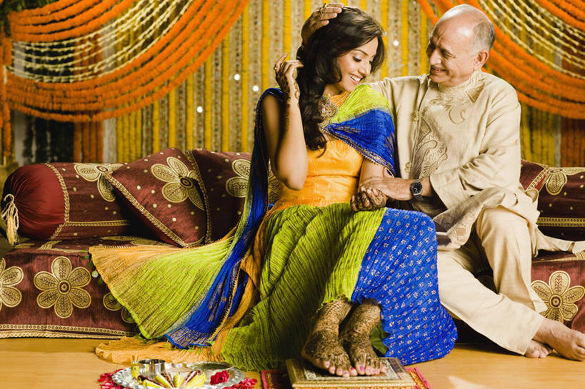 成年人,老年人,手,两个人,家庭,父亲,女儿,坐,微笑,横图,室内,幸福,沙发,印度,连接,艺术,彩绘,花环,首都,文化,温暖,温馨,一家人,面对面,赤脚,人体,摄影,和睦,人体彩绘,印度文化,新德里,美观,软垫,纹身彩绘,老年男性,男人,男性,年轻女性,女性,印度人,年轻人,手牵手,彩图,传统服装,中风,融洽