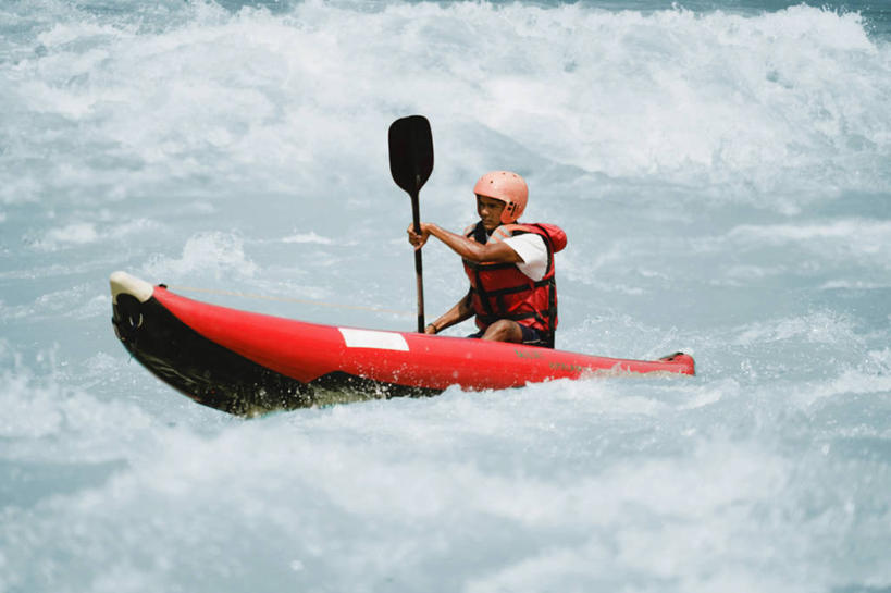 皮划艇,成年人,一个人,横图,室外,白天,河流,印度,亚洲,仅一个男性,仅一个人,救生衣,头饰,仅一个年轻男性,运输,摄影,桨,南亚,印度共和国,恒河,印度次大陆,冒险,危险,男人,男性,年轻男性,印度人,年轻人,半身,彩图,乌塔兰契尔邦,皮船