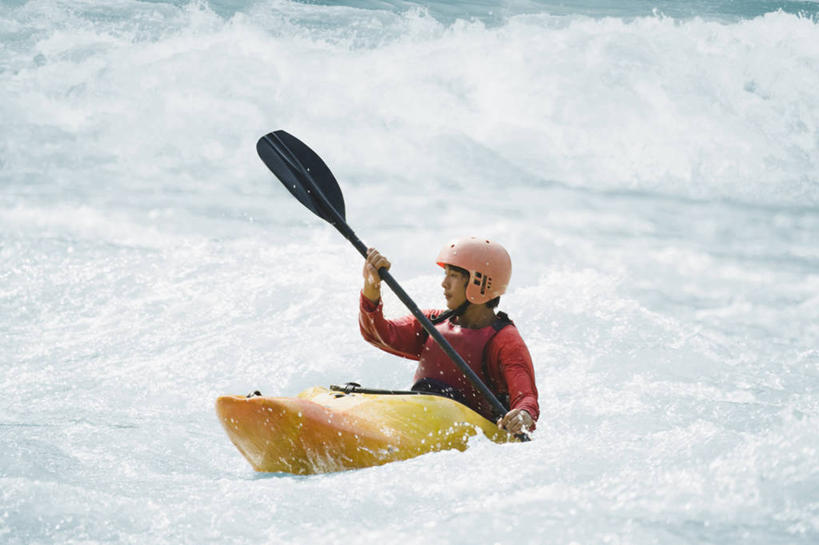 皮划艇,成年人,一个人,横图,室外,白天,河流,印度,亚洲,仅一个男性,仅一个人,救生衣,头饰,仅一个年轻男性,运输,摄影,桨,南亚,印度共和国,恒河,印度次大陆,冒险,危险,男人,男性,年轻男性,印度人,年轻人,半身,彩图,乌塔兰契尔邦,皮船