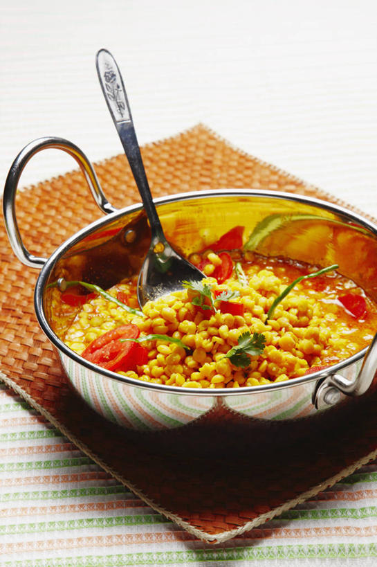 无人,竖图,俯视,室内,特写,白色背景,晚餐,蔬菜,西红柿,静物,餐具,金属,食品,锅,咖喱,饮食,汤匙,碗,素食,摄影,膳食,清新,鹰嘴豆,健康食物,彩图,高角度拍摄,影棚拍摄,装饰菜,传统文化