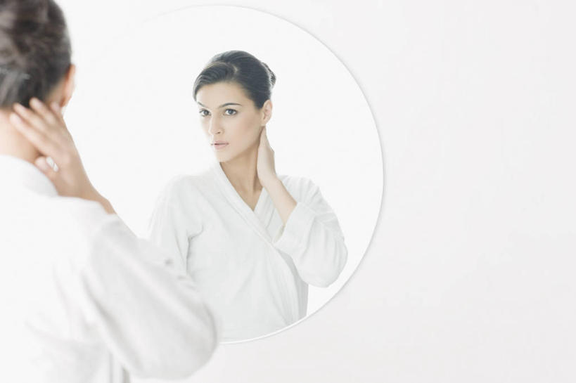 成年人,头发,一个人,横图,白色背景,镜子,仅一个年轻女性,仅一个女性,仅一个人,检查,反射,黑色,思考,摄影,肖像,年轻女性,女人,女性,印度人,年轻人,半身,彩图,影棚拍摄,浴衣,美人