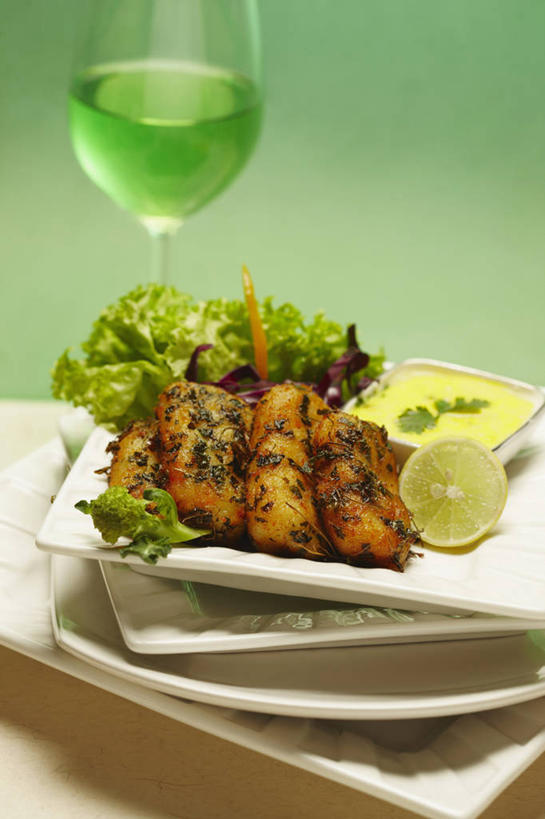 无人,竖图,餐具,绿色背景,饮食,摄影,膳食,葡萄酒杯,清新,健康食物,彩图,影棚拍摄