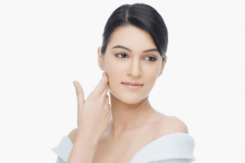 成年人,脸,头,脸颊,手,头发,一个人,微笑,横图,白色背景,化妆,美容,满意,仅一个年轻女性,仅一个女性,仅一个人,护肤,肩膀,黑色,保养,享受,休闲,思考,放松,保健,人体,摄影,皮肤,肖像,养颜,抹胸裙,柔和,完美,年轻女性,女人,女性,印度人,年轻人,头部,脸部,脸蛋,面部,触摸,彩图,影棚拍摄,中风,SPA美容,美人,白日梦