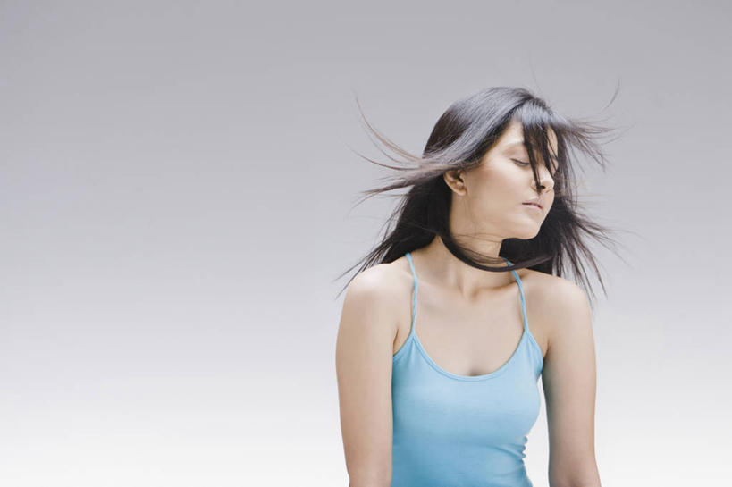 成年人,脸,头,脸颊,一个人,横图,留白,正面,风,仅一个年轻女性,仅一个女性,仅一个人,灰色背景,肩膀,灰色,摄影,优美,肖像,摇头,年轻女性,女人,女性,印度人,年轻人,头部,长发,脸部,脸蛋,面部,闭着眼睛,彩图,影棚拍摄,美人