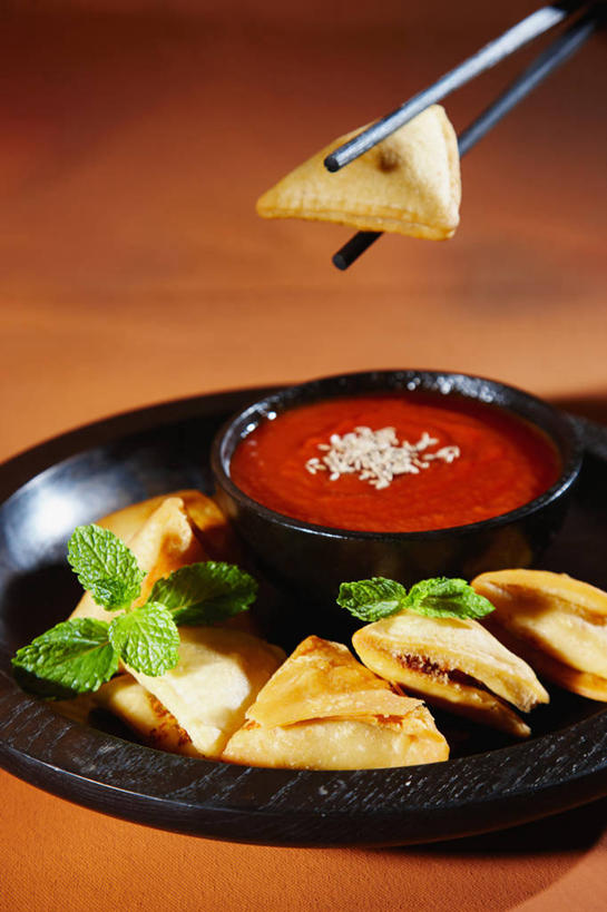 无人,竖图,俯视,室内,特写,筷子,叉,蘸料,饮食,盘子,碗,摄影,创造力,简单,清新,汤圆,东亚文化,健康食物,印度文化,三角饺,彩图,高角度拍摄,装饰菜