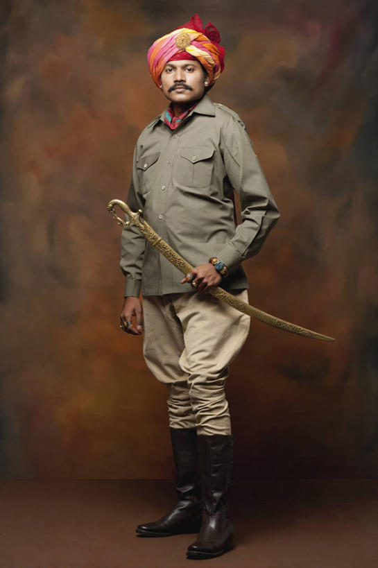 成年人,中年人,一个人,站,竖图,骄傲,信心,仅一个男性,仅一个人,仅一个中年男性,头巾,古典,个性,摄影,高雅,剑,肖像,印度文化,男人,男性,中年男性,印度人,彩图,影棚拍摄,传统服装,英俊,传统文化,美人,马刀