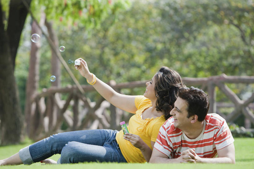 成年人,中年人,两个人,公园,躺,微笑,横图,室外,白天,幸福,草坪,印度,庭院,首都,吹泡泡,吹气,草,泡泡,放松,摄影,享乐,新德里,异性恋,年轻女性,中年男性,印度人,年轻人,休闲活动,彩图