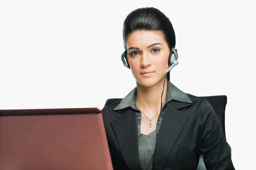 成年人,脸,头,脸颊,头发,一个人,坐,横图,白色背景,正面,商务,通讯,笔记本电脑,技术,仅一个年轻女性,仅一个女性,仅一个人,敲打,输入,书桌,肩膀,黑色,耳麦,打字,职业,摄影,点击,敲击,肖像,无线电技术,按键,年轻女性,女人,女性,印度人,年轻人,头部,脸部,脸蛋,面部,白领,彩图,影棚拍摄,美人,客户服务代表