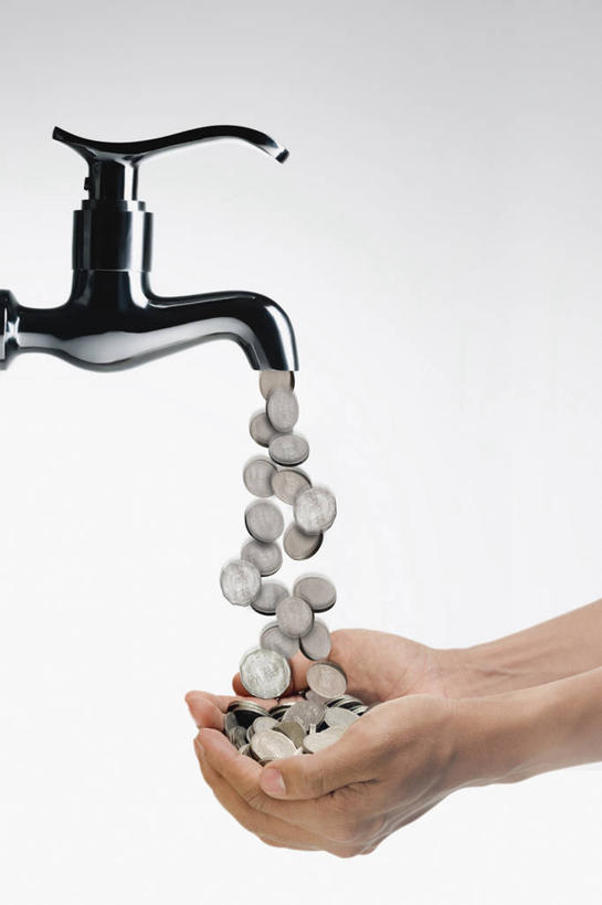 手,一个人,竖图,白色背景,贪欲,倒,水龙头,财富,金融,人体,摄影,部分,接,想象,想法,硬币,印度人,捧着,彩图,影棚拍摄