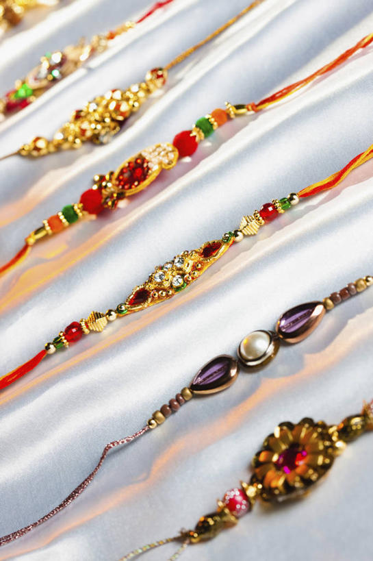 无人,竖图,室内,特写,白天,珠宝,一排,庆祝,整齐,光线,护腕,光芒,排列,摄影,手镯,部分,宝石,队列,印度文化,彩图,影棚拍摄,传统文化,传统节日