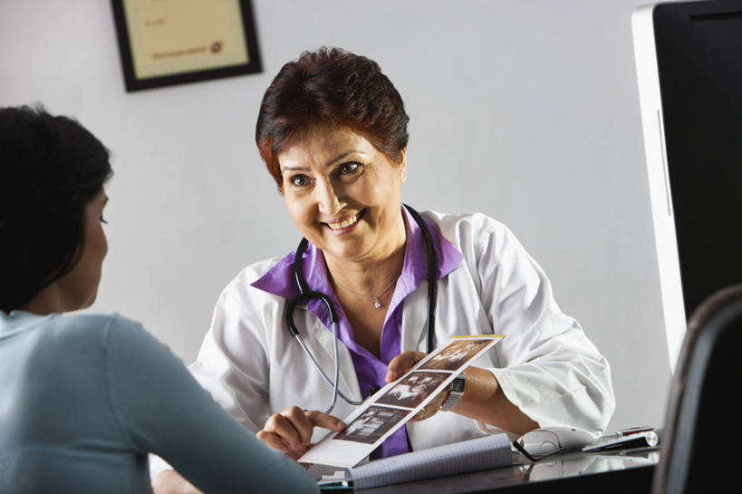 成年人,中年人,老年人,两个人,医生,坐,微笑,横图,室内,白天,正面,印度,指,首都,指点,书桌,背面,听诊器,面对面,播种,摄影,指向,解释,肖像,出示,实验服,新德里,忠告,老年女性,年轻女性,印度人,年轻人,半身,彩图