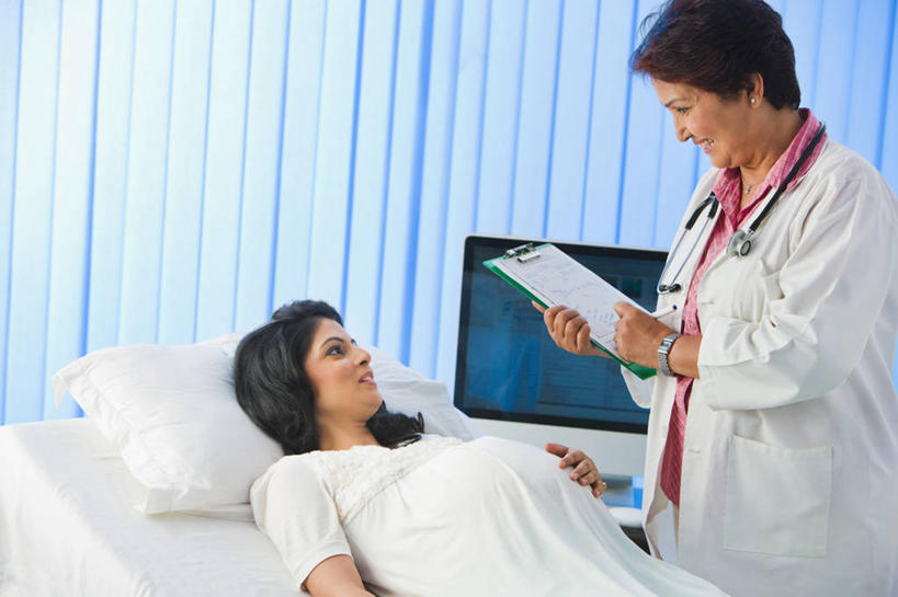 成年人,中年人,老年人,两个人,医生,站,摸,微笑,横图,室内,白天,床,卧室,印度,抚摸,材料,档案,文件,首都,听诊器,资料,怀孕,人体,摄影,关爱,文档,实验服,新德里,老年女性,年轻女性,印度人,年轻人,触摸,接触,说话,仰卧,半身,彩图,考场