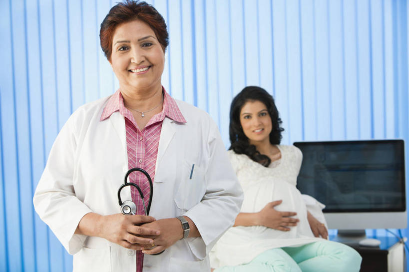 成年人,中年人,老年人,两个人,医生,站,坐,摸,微笑,横图,室内,白天,正面,床,卧室,印度,抚摸,首都,拿着,听诊器,怀孕,人体,摄影,关爱,肖像,实验服,新德里,老年女性,年轻女性,印度人,年轻人,触摸,接触,半身,彩图,考场