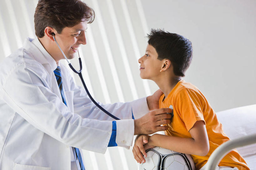 儿童,成年人,两个人,医生,病人,坐,微笑,横图,室内,白天,侧面,纯洁,信心,足球,印度,弯腰,领带,首都,休闲装,球,小孩,听诊器,面对面,放松,可爱,童年,童趣,摄影,生活方式,关爱,肖像,听诊,童真,烂漫,无邪,实验服,新德里,天真,男孩,年轻男性,印度人,孩子,年轻人,半身,彩图