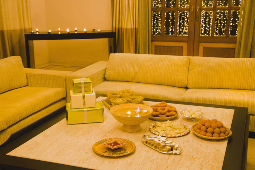 无人,横图,室内,夜晚,沙发,蜡烛,礼物,庆祝,包装纸,烛光,饮食,盒子,盘子,碗,摄影,起居室,印度文化,彩图