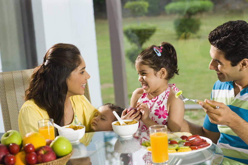 果汁,婴儿,儿童,成年人,脸,头,脸颊,三个人,四个人,家庭,夫妻,母亲,父亲,女儿,儿子,站,坐,吃,微笑,横图,室内,白天,爱情,早餐,纯洁,餐桌,水果,印度,饭厅,首都,浪漫,休闲装,饮食,肩膀,小孩,碗,温暖,温馨,父子,母子,一家人,恩爱,放松,父爱,可爱,母爱,童年,童趣,恋人,摄影,活泼,和睦,享乐,宝宝,童真,纯真,烂漫,无邪,格兰诺拉麦片,健康食物,新德里,伶俐,天真,男孩,男人,男性,年轻男性,年轻女性,女孩,女人,女性,印度人,孩子,年轻人,头部,脸部,脸蛋,面部,夫妇,情侣,玻璃杯,半身,彩图,伴侣,融洽,男生