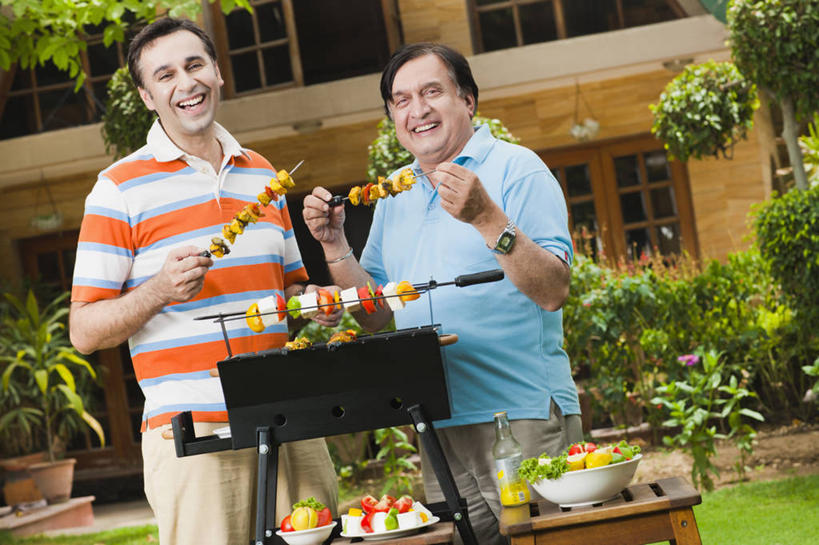 成年人,中年人,老年人,两个人,家庭,父亲,微笑,横图,室外,白天,烧烤,快乐,幸福,桌子,印度,准备,沙拉,首都,拿着,休闲装,饮食,温暖,温馨,一家人,放松,摄影,和睦,清新,肖像,羊肉串,烤肉架,印度文化,新德里,老年男性,男人,男性,中年男性,印度人,彩图,欢乐,融洽,烤肉串