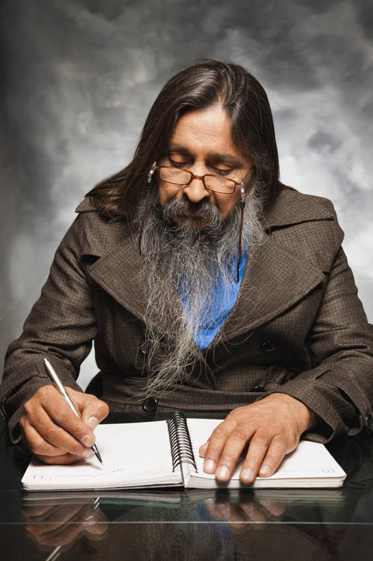 成年人,中年人,老年人,胡须,头发,一个人,商务人士,商务男性,办公室,坐,竖图,室内,特写,正面,衬衫,商务,仅一个男性,仅一个人,仅一个中年男性,写,套装,眼镜,办公用品,拿着,书桌,水笔,笔记本,职业,金融,摄影,日记,专心,文学,肖像,商务装,工薪阶层,活页夹,茄克,男人,男性,中年男性,印度人,长发,胡子,络腮胡,白领,上班族,半身,彩图,影棚拍摄,衬衣