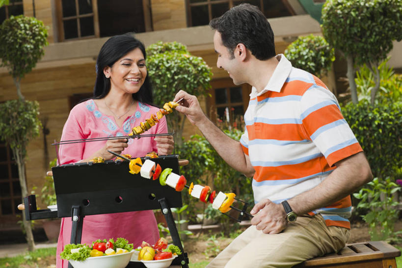 成年人,中年人,两个人,微笑,横图,室外,白天,烧烤,快乐,幸福,印度,准备,沙拉,首都,拿着,饮食,摄影,清新,肖像,羊肉串,烤肉架,印度文化,新德里,异性恋,中年男性,中年女性,印度人,彩图,欢乐,烤肉串