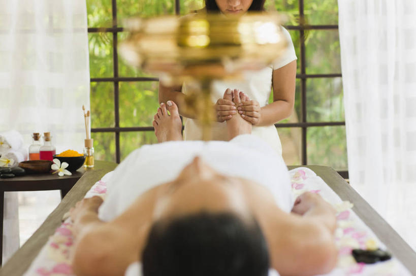 成年人,手,腿部,脚,脚趾,脚趾甲,腿,头发,一个人,两个人,按摩师,横图,俯视,室内,特写,白天,按摩,美容,窗户,印度,仅一个年轻女性,仅一个女性,仅一个人,护肤,首都,拿着,黑色,毛巾,保养,享受,休闲,健康,放松,活力,SPA水疗,保健,温泉浴场,人体,摄影,宁静,协调,纯净,养颜,指压,新德里,美化,年轻女性,女人,女性,年轻人,脚指甲,技师,矿泉疗养地,闭着眼睛,仰卧,彩图,高角度拍摄,水疗,推拿,保健人员,美人