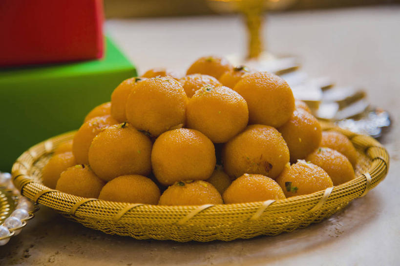 无人,横图,室内,特写,夜晚,桌子,蜡烛,礼物,许多,庆祝,包装纸,很多,饮食,盒子,盘子,摄影,堆,印度文化,彩图