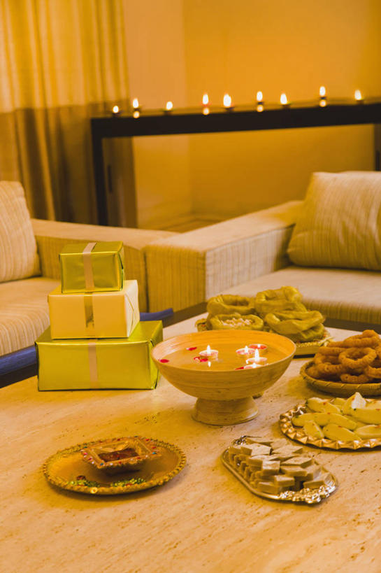 无人,竖图,室内,夜晚,沙发,桌子,蜡烛,礼物,庆祝,包装纸,烛光,饮食,盒子,盘子,碗,摄影,起居室,印度文化,彩图