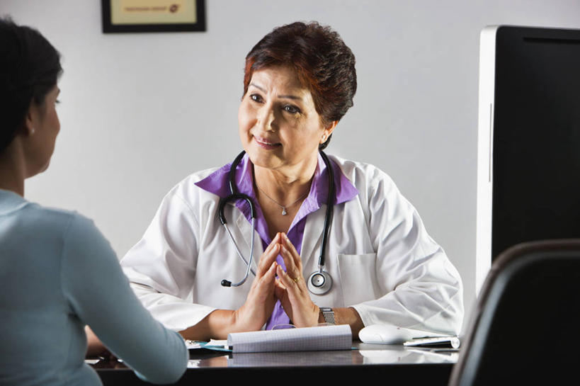 成年人,中年人,老年人,两个人,医生,坐,握手,微笑,横图,室内,白天,正面,印度,首都,书桌,背面,听诊器,面对面,摄影,解释,肖像,实验服,新德里,忠告,老年女性,年轻女性,印度人,年轻人,搀手,拉手,手拉手,手握手,半身,彩图