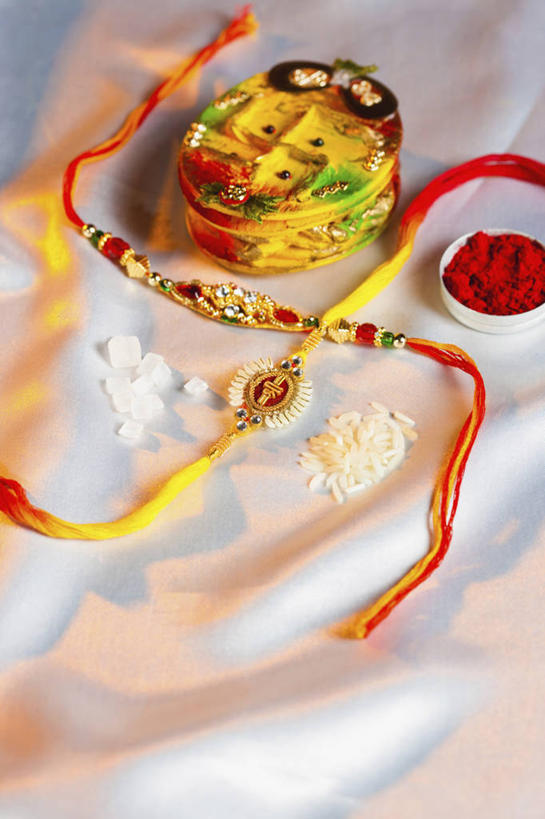 无人,竖图,室内,特写,白天,珠宝,准备,庆祝,光线,材料,火焰,护腕,光芒,摄影,手镯,部分,宝石,印度文化,彩图,影棚拍摄,传统文化,传统节日