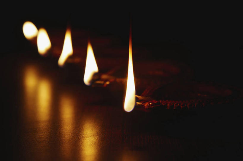 无人,横图,特写,五个,一排,许多,黑色背景,整齐,火焰,烛光,燃烧,排列,摄影,宁静,照亮,简单,队列,油灯,彩图,影棚拍摄