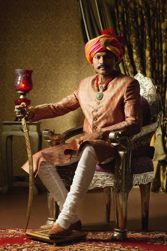 成年人,中年人,一个人,坐,竖图,室内,骄傲,信心,印度,仅一个男性,仅一个人,仅一个中年男性,头巾,古典,个性,摄影,高雅,剑,扶手椅,华贵,肖像,印度文化,男人,男性,中年男性,印度人,彩图,传统服装,英俊,传统文化,美人,马刀