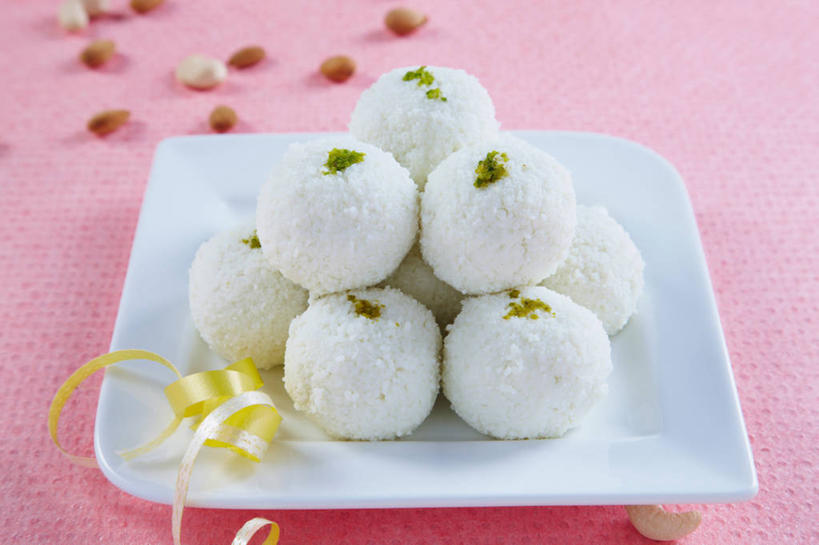 饭团,无人,横图,室内,特写,粉色背景,缎带,米,饮食,球,盘子,球体,摄影,创造力,印度文化,彩图