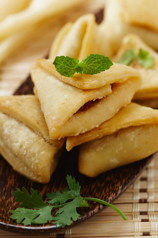 无人,竖图,室内,特写,饮食,盘子,摄影,欧芹,创造力,简单,清新,汤圆,健康食物,印度文化,三角饺,彩图