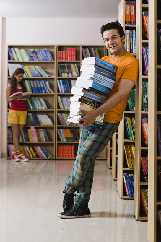 成年人,两个人,学生,图书馆,竖图,室内,白天,书架,印度,许多,学习,堆叠,丰富,很多,教育,靠,靠着,家庭作业,读书,摄影,知识,运送,肖像,马哈拉施特拉邦,孟买,年轻男性,年轻女性,印度人,年轻人,书,彩图