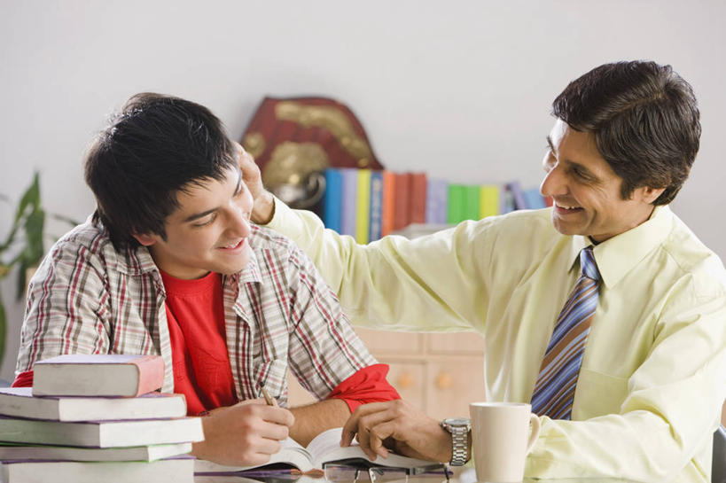 儿童,少年,成年人,中年人,老年人,脸,头,脸颊,一个人,两个人,家庭,父亲,儿子,学生,坐,微笑,横图,室内,白天,纯洁,骄傲,印度,仅一个男性,仅一个人,学习,堆叠,首都,教育,休闲装,肩膀,水笔,仅一个年轻男性,小孩,马克杯,温暖,温馨,一家人,面对面,放松,可爱,童年,童趣,摄影,和睦,专心,知识,童真,烂漫,无邪,新德里,天真,老年男性,男人,男性,年轻男性,印度人,孩子,头部,脸部,脸蛋,面部,书,彩图,中风,融洽