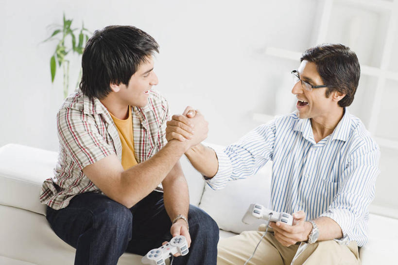 儿童,少年,成年人,中年人,老年人,一个人,两个人,家庭,父亲,儿子,坐,横图,室内,白天,满意,纯洁,成功,合作,沙发,印度,仅一个男性,仅一个人,击掌,首都,休闲装,仅一个年轻男性,小孩,手势,温暖,温馨,一家人,面对面,放松,可爱,童年,童趣,摄影,和睦,起居室,童真,烂漫,无邪,新德里,天真,老年男性,男人,男性,年轻男性,印度人,孩子,彩图,融洽,打手势,计算机游戏