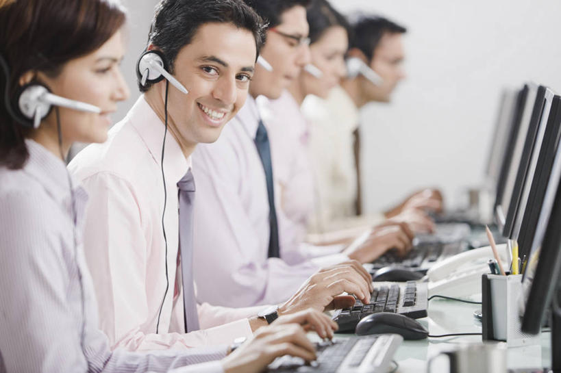 成年人,商务人士,办公室,坐,微笑,横图,室内,白天,侧面,商务,通讯,团队,显示器,技术,印度,五个人,一排,敲打,整齐,首都,联系,输入,书桌,排列,耳麦,打字,职业,摄影,点击,敲击,呼叫中心,享乐,企业,公司,队列,合伙,新德里,无线电技术,按键,计算机,年轻男性,年轻女性,印度人,年轻人,电话机,半身,彩图,对焦