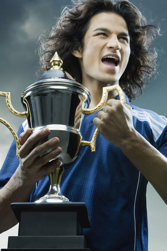 成年人,一个人,竖图,室外,白天,兴奋,幸福,骄傲,成功,运动,印度,仅一个男性,仅一个人,首都,足球运动员,大喊,拿着,仅一个年轻男性,打开,摄影,享乐,开启,成就,肖像,队服,新德里,获胜,男人,男性,年轻男性,印度人,年轻人,长发,半身,彩图,欢乐,奖杯