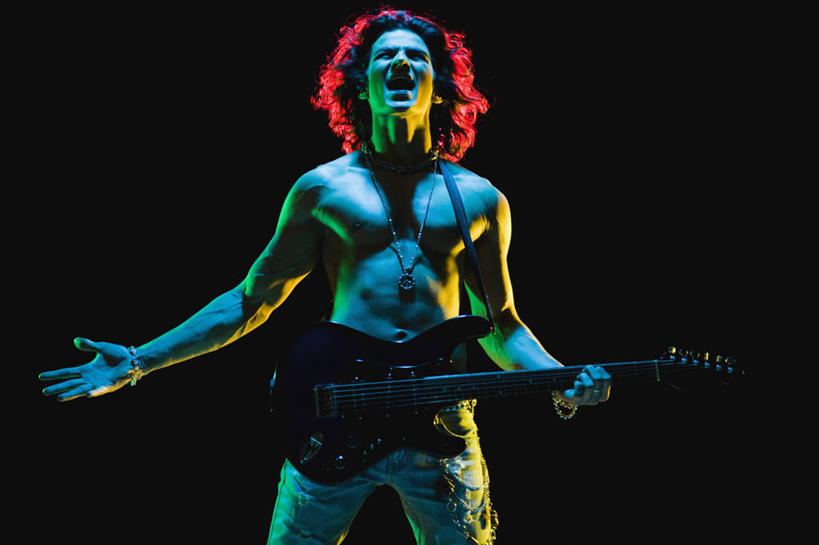 成年人,嘴,头发,健壮,一个人,舞台,横图,仰视,仅一个男性,仅一个人,表演,黑色背景,低音吉他,乐器,音乐,表演者,裸露,扮演,仅一个年轻男性,黑色,张嘴,个性,人体,摄影,唱,照亮,演出,肖像,裸,吉他手,音乐人,张大嘴巴,男人,男性,年轻男性,印度人,年轻人,口,口腔,嘴巴,嘴唇,张开嘴,闭着眼睛,半身,彩图,低角度拍摄,影棚拍摄