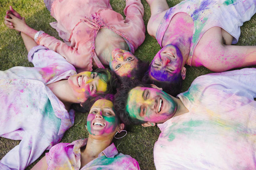 成年人,笑,微笑,露齿笑,横图,俯视,室外,白天,衬衫,度假,快乐,友谊,幸福,草坪,印度,五个人,庆祝,首都,刺激,摄影,肖像,印度文化,新德里,无忧无虑,年轻男性,年轻女性,印度人,年轻人,手牵手,仰卧,彩图,高角度拍摄,胡里节,传统文化,美人,传统节日