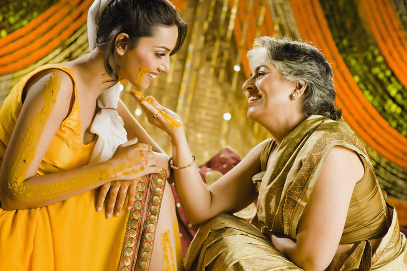 成年人,中年人,老年人,下巴,两个人,坐,微笑,横图,室内,侧面,装修,印度,花环,首都,黄色,面对面,人体,摄影,吧椅,享乐,染料,印度文化,纱丽,新德里,四肢,老年女性,年轻女性,印度人,年轻人,手臂,触摸,彩图,传统服装
