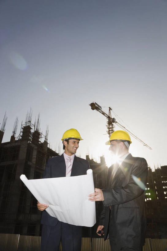 成年人,中年人,两个人,商务人士,建筑师,商务男性,站,微笑,竖图,室外,白天,留白,镜头眩光,衬衫,商务,讨论,通讯,合作,团队,信心,建筑业,建筑,日光,印度,套装,并排,头饰,拿着,脚手架,安全帽,建筑工地,职业,思考,摄影,专心,企业,公司,商务装,剪影,合伙,逆光,蓝图,工薪阶层,计划书,万里无云,哈里亚纳邦,年轻男性,中年男性,印度人,年轻人,白领,上班族,说话,半身,彩图,衬衣,工头