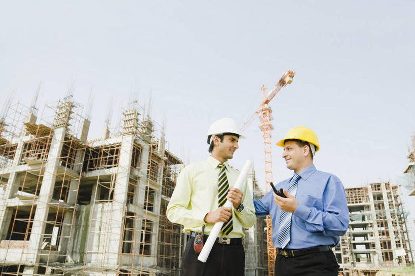 成年人,中年人,两个人,商务人士,建筑师,商务男性,站,微笑,横图,室外,白天,衬衫,商务,讨论,通讯,合作,团队,信心,建筑业,建筑,印度,套装,头饰,领带,拿着,脚手架,安全帽,建筑工地,职业,面对面,卷起,摄影,企业,公司,商务装,合伙,蓝图,工薪阶层,计划书,无线电技术,哈里亚纳邦,年轻男性,中年男性,印度人,年轻人,白领,上班族,说话,半身,彩图,衬衣,工头