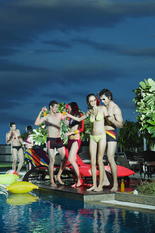 成年人,游泳池,站,横图,竖图,室外,比基尼,度假,快乐,友谊,幸福,印度,泳裤,酒类,裸露,酒,饮料,黄昏,瓶子,太阳镜,气垫床,放松,摄影,裸,哈里亚纳邦,无忧无虑,年轻男性,年轻女性,印度人,年轻人,休闲活动,休闲椅,彩图,美人